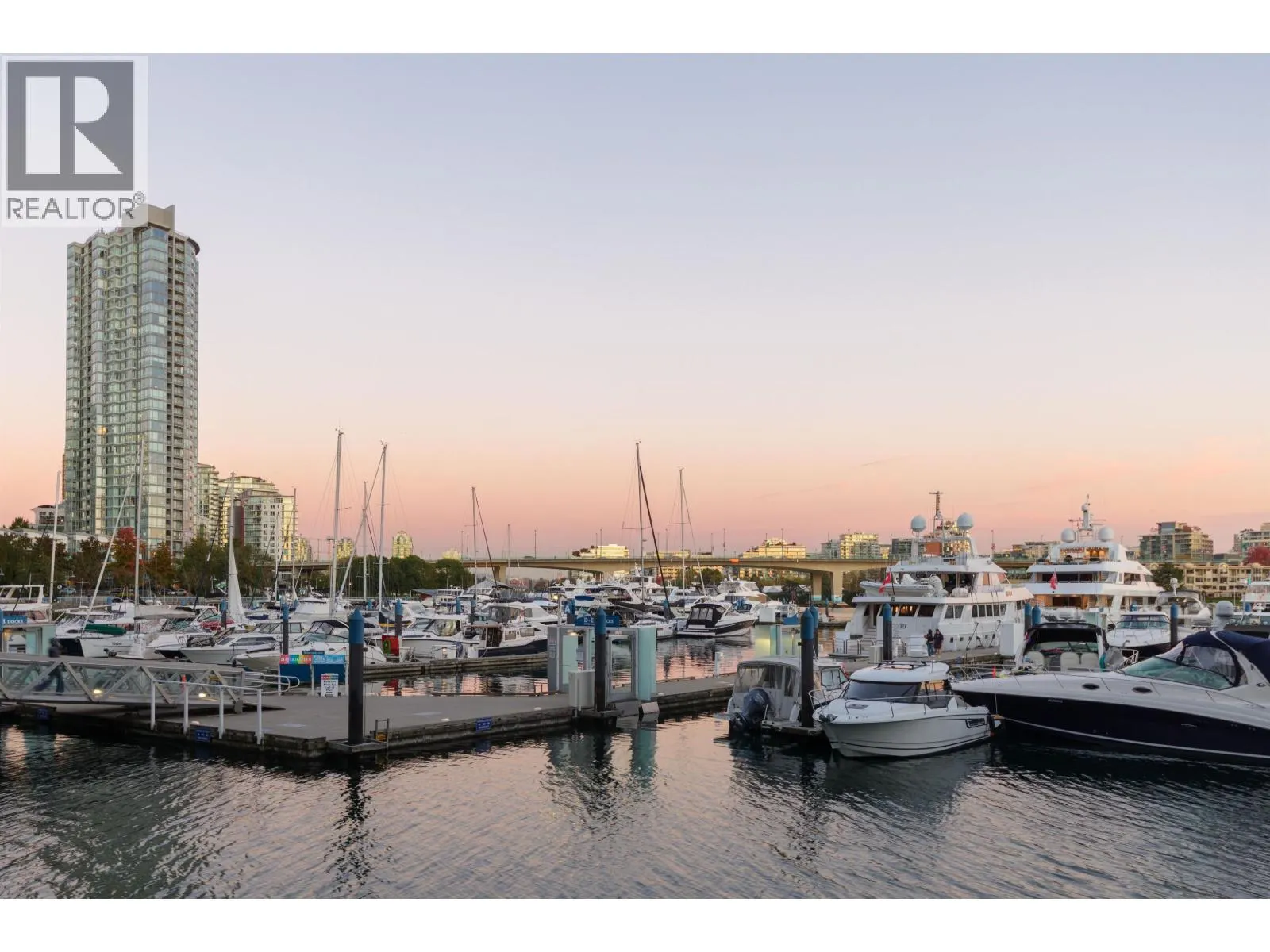 2305 1199 MARINASIDE CRESCENT