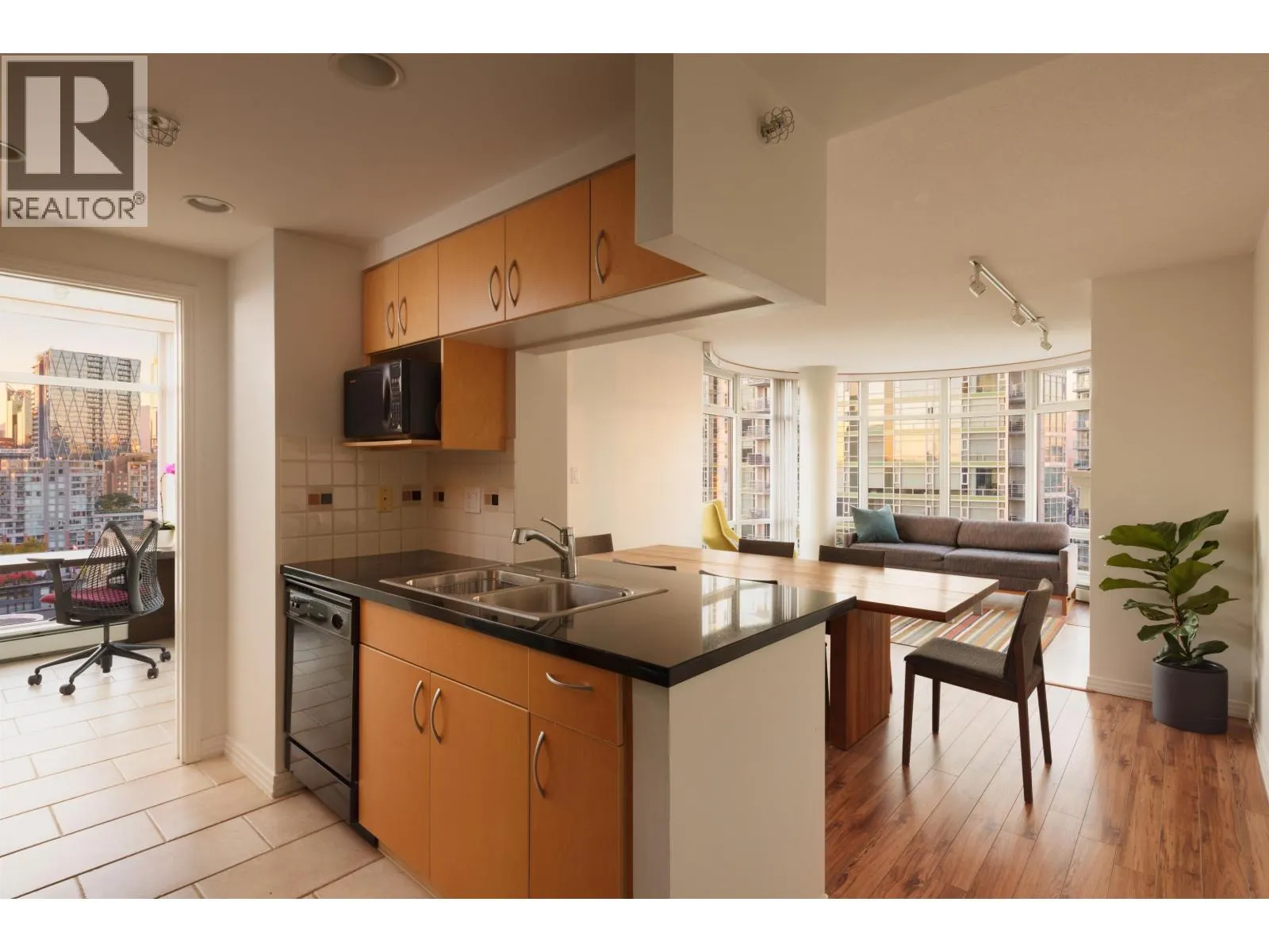 2305 1199 MARINASIDE CRESCENT