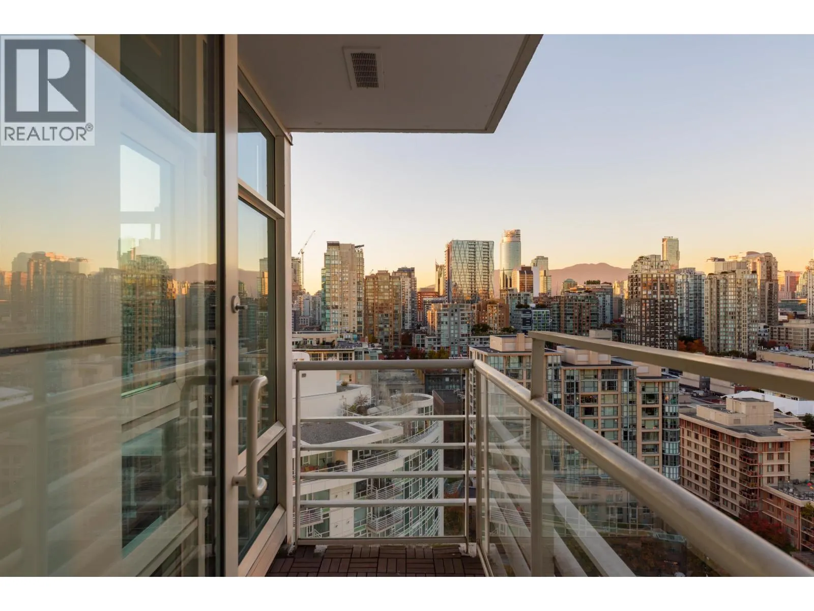 2305 1199 MARINASIDE CRESCENT