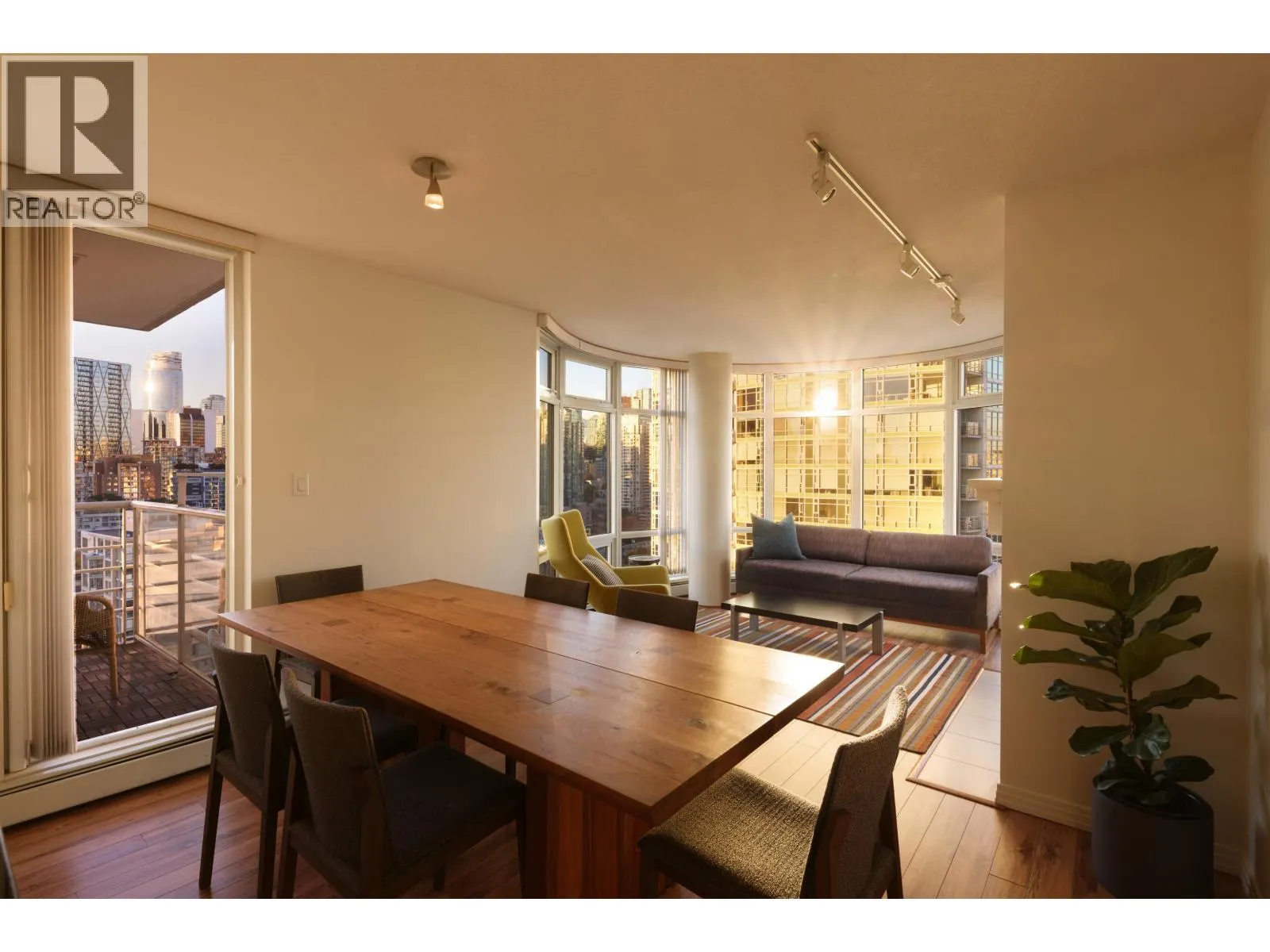 2305 1199 MARINASIDE CRESCENT