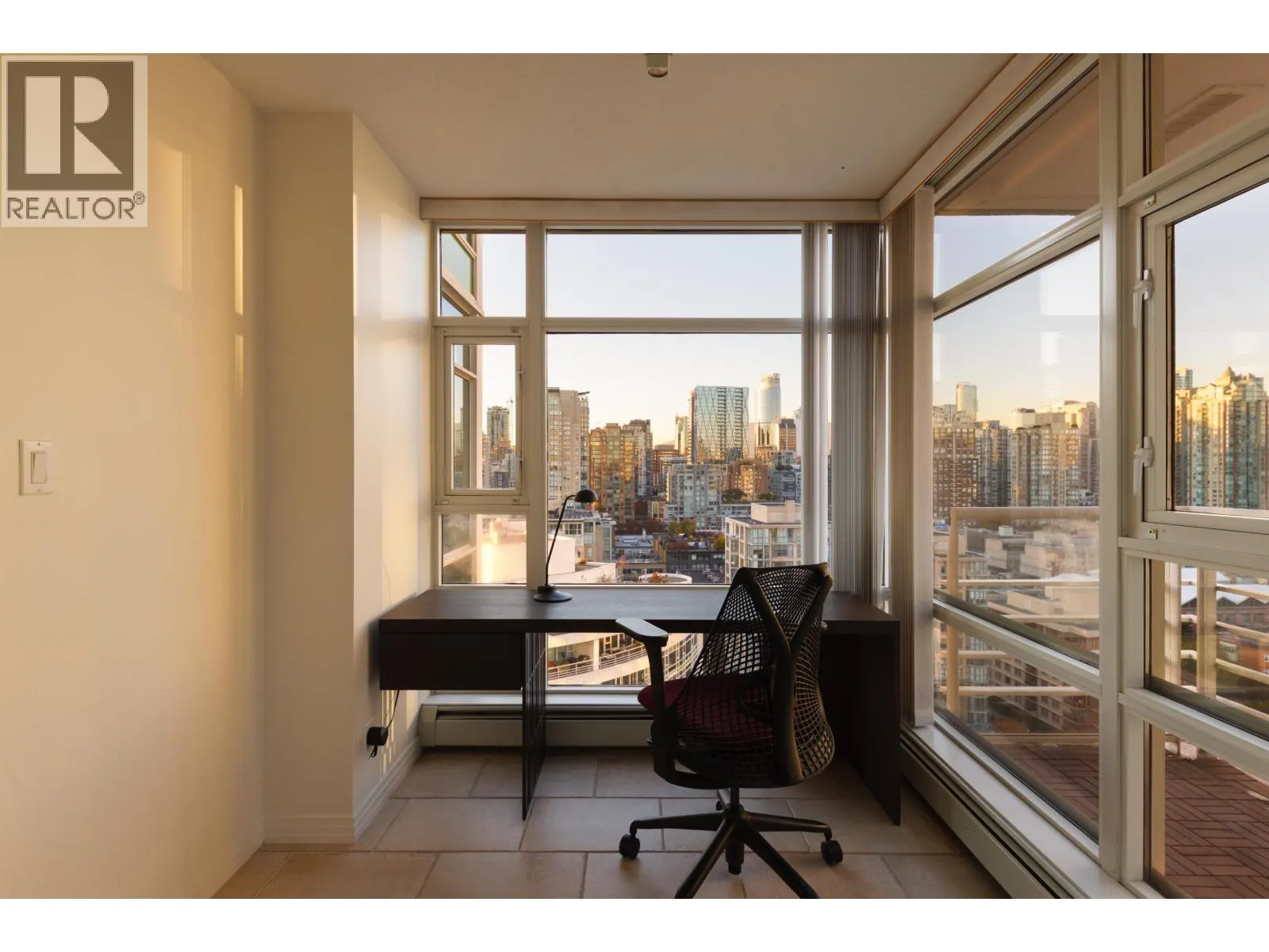 2305 1199 MARINASIDE CRESCENT