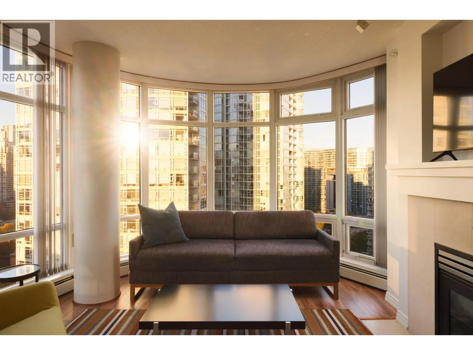 2305 1199 MARINASIDE CRESCENT