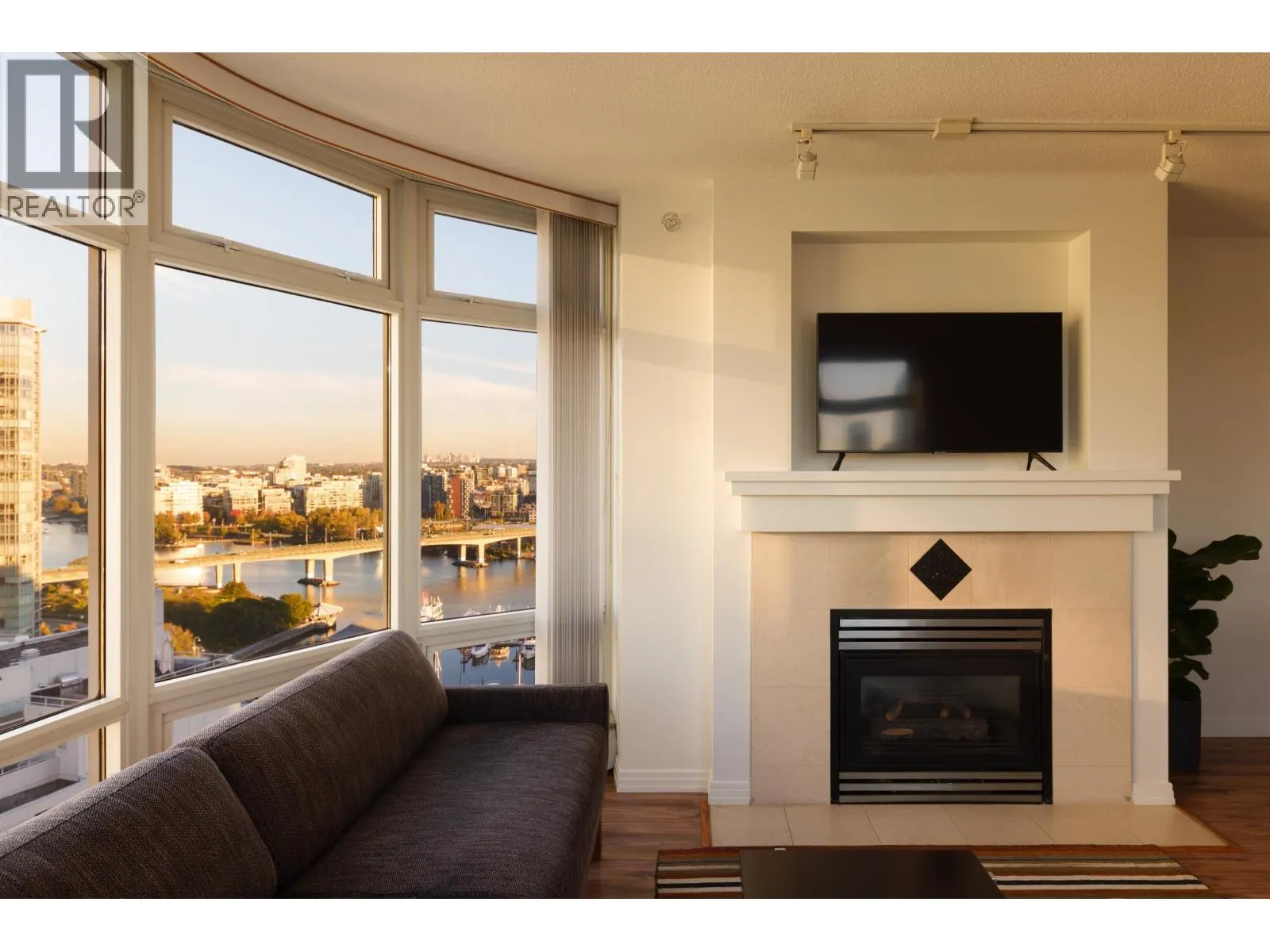 2305 1199 MARINASIDE CRESCENT