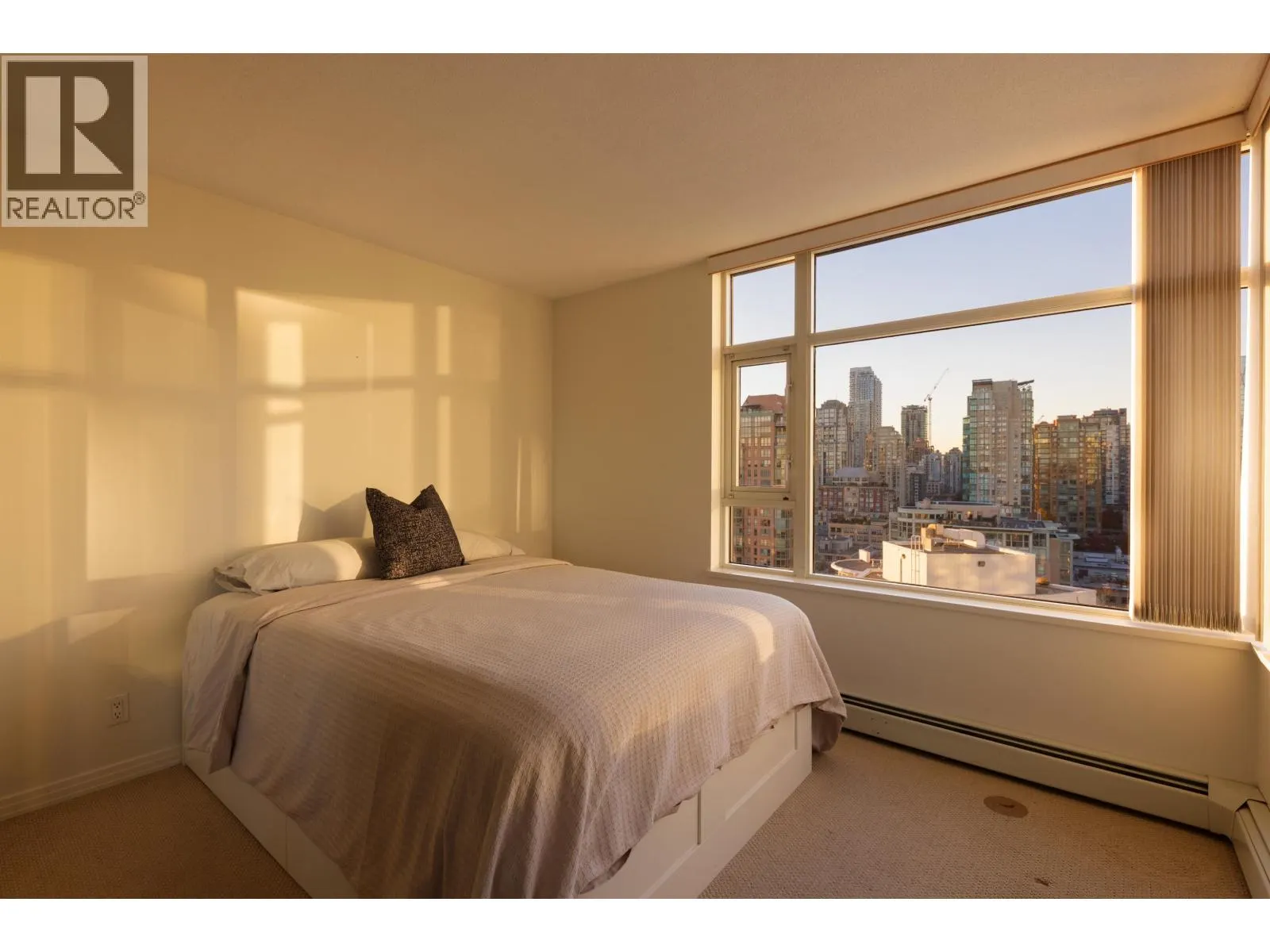 2305 1199 MARINASIDE CRESCENT