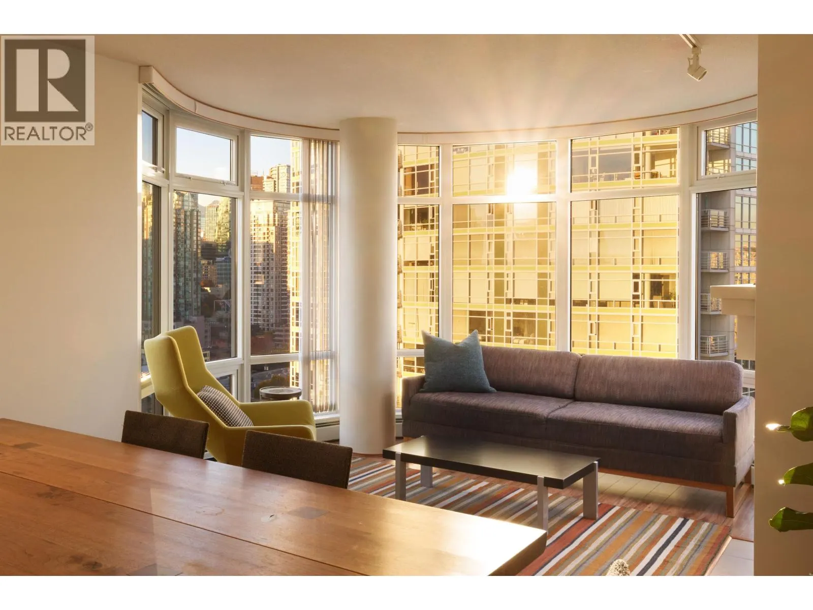 2305 1199 MARINASIDE CRESCENT