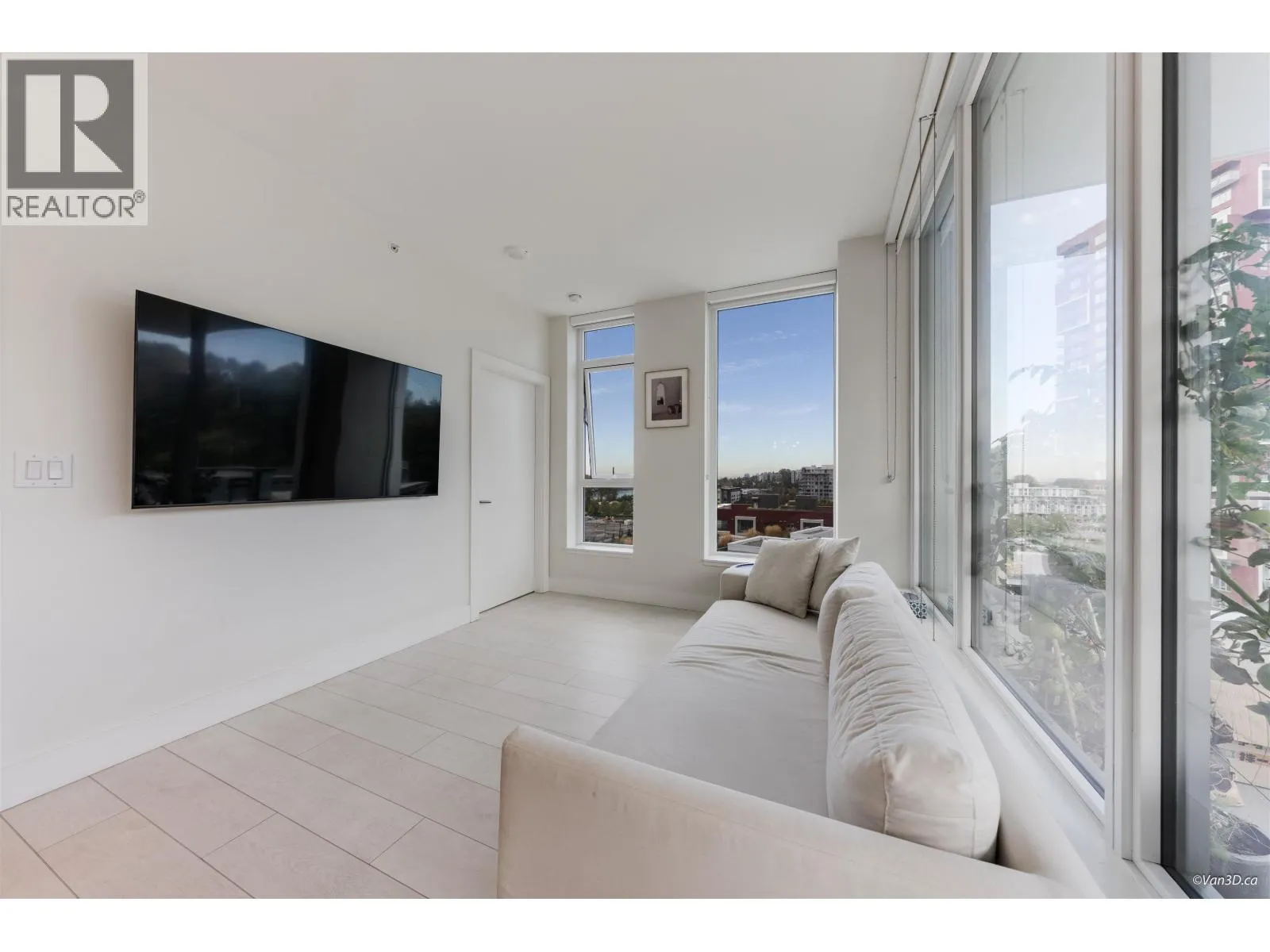 906 3438 SAWMILL CRESCENT