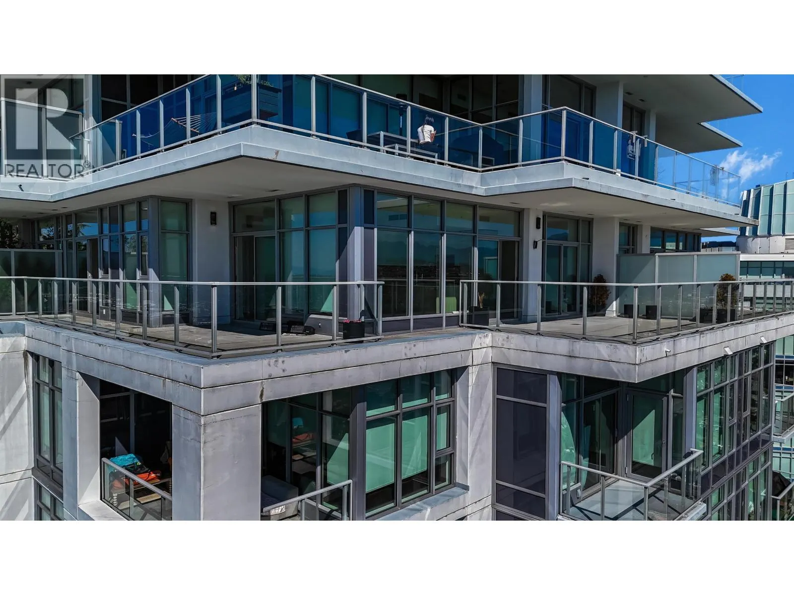 4402 1888 GILMORE AVENUE