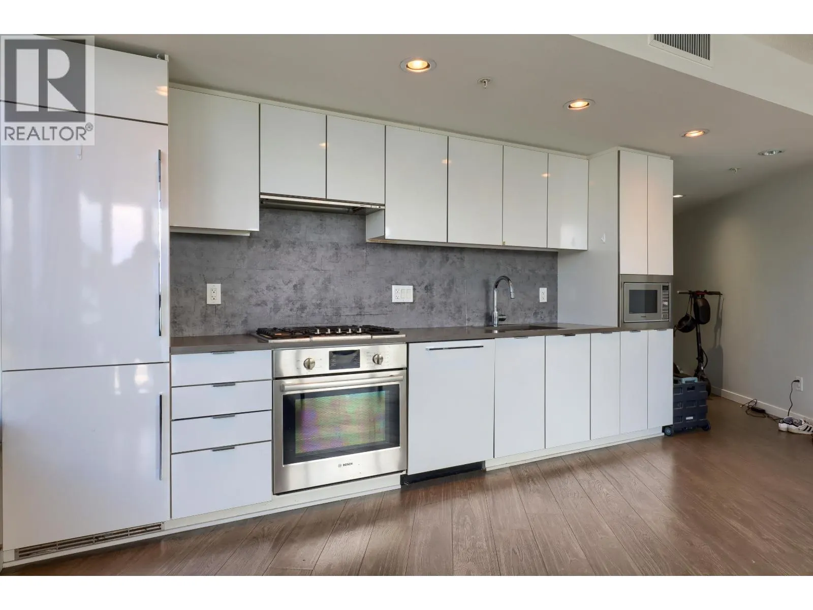 617 8333 SWEET AVENUE