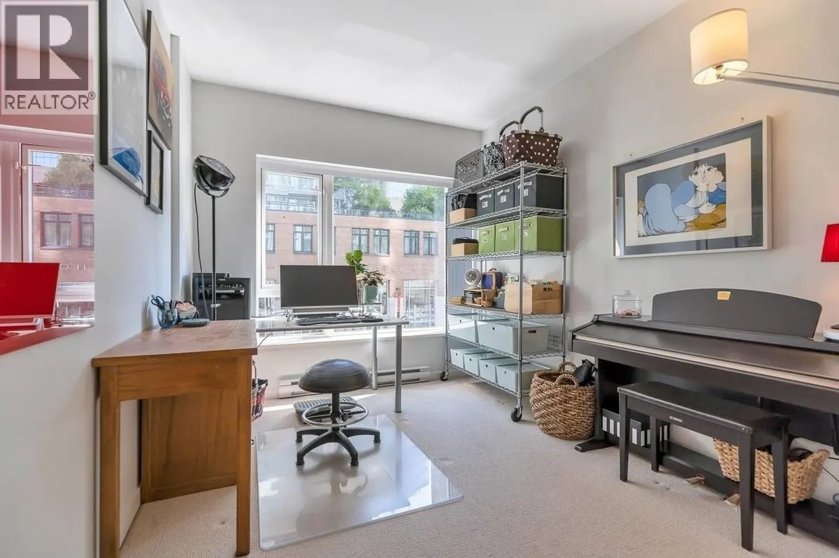 304 480 ROBSON STREET