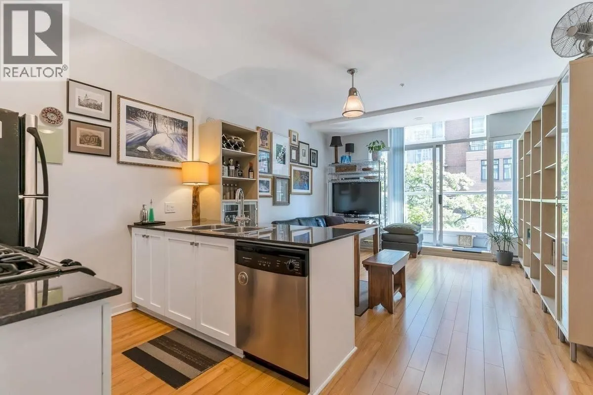 304 480 ROBSON STREET