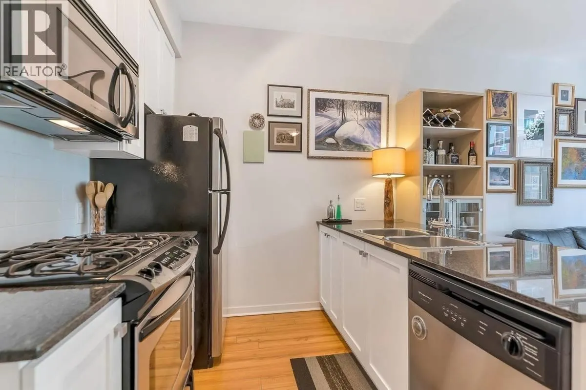 304 480 ROBSON STREET