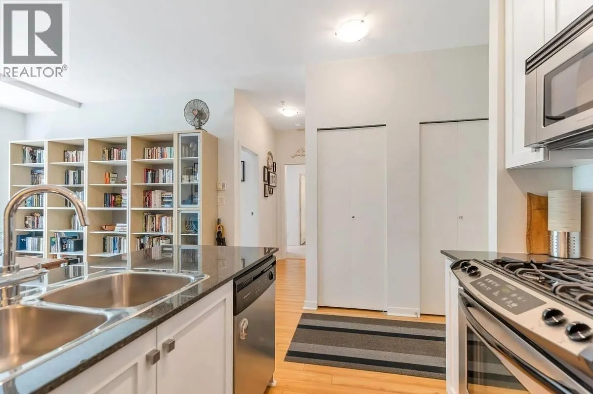 304 480 ROBSON STREET