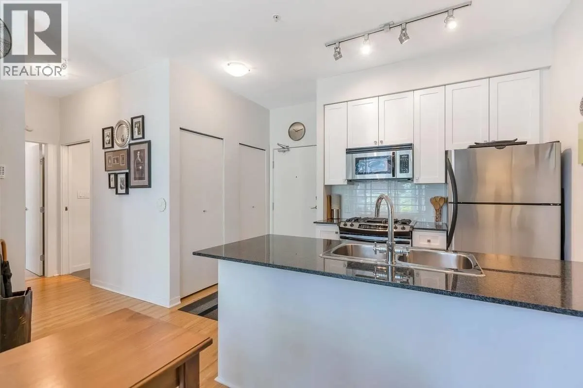 304 480 ROBSON STREET