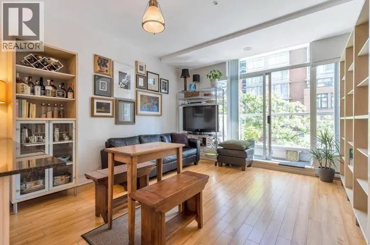 304 480 ROBSON STREET