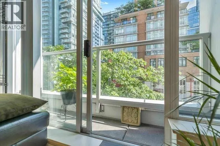 304 480 ROBSON STREET