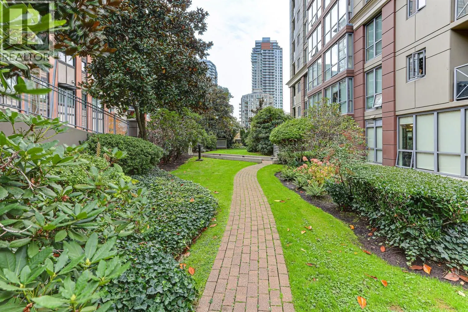 202 850 ROYAL AVENUE