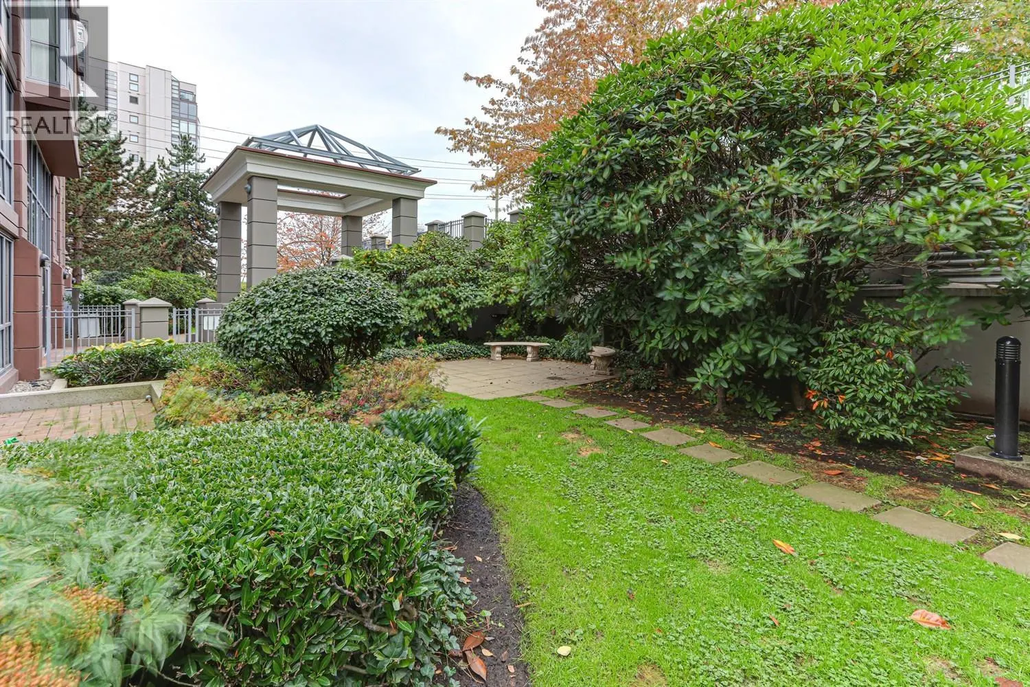 202 850 ROYAL AVENUE