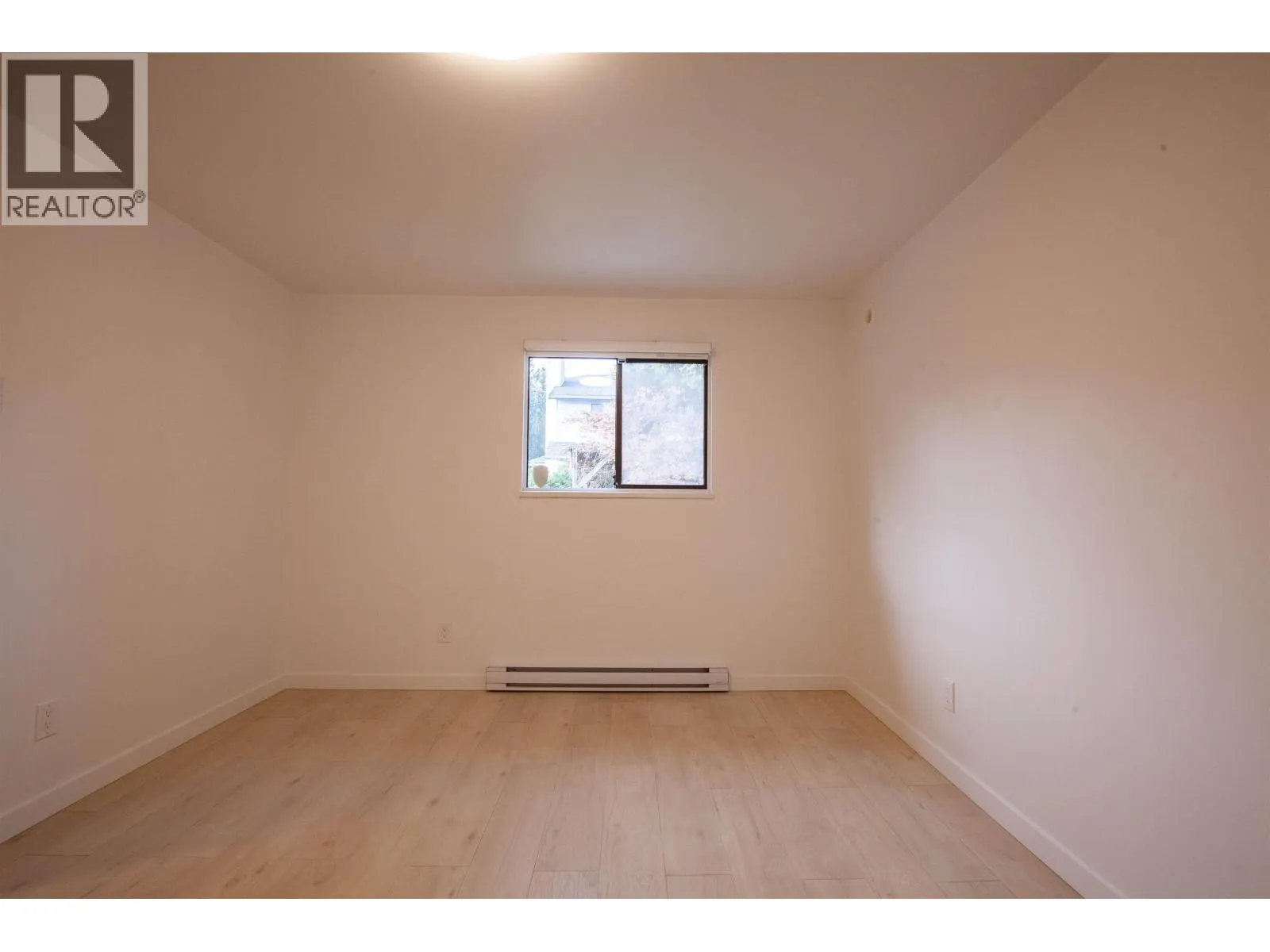 Ground-level 3340 GARIBALDI DRIVE