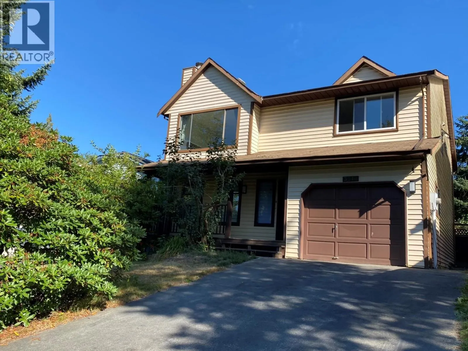 Ground-level 3340 GARIBALDI DRIVE