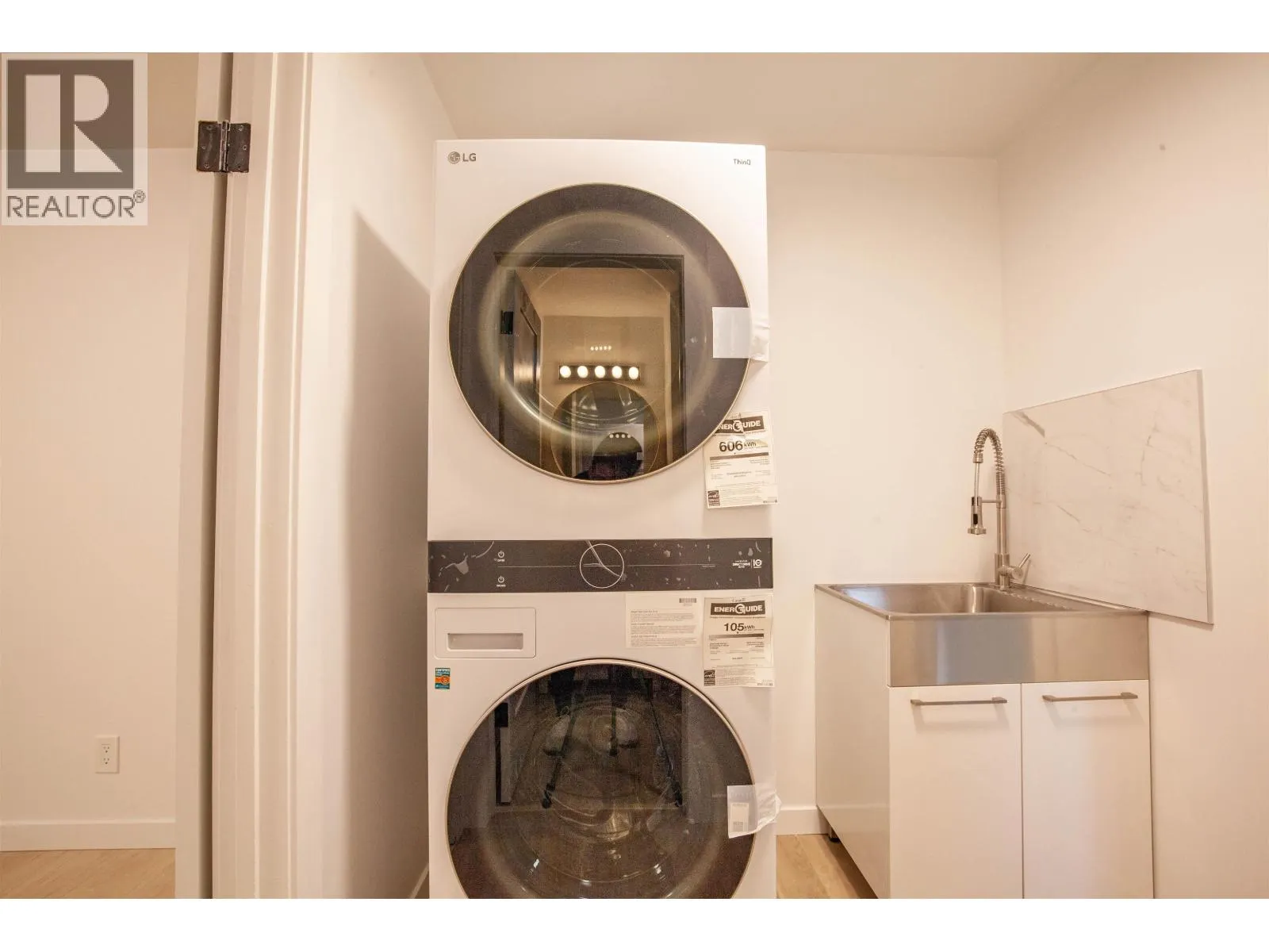 Ground-level 3340 GARIBALDI DRIVE