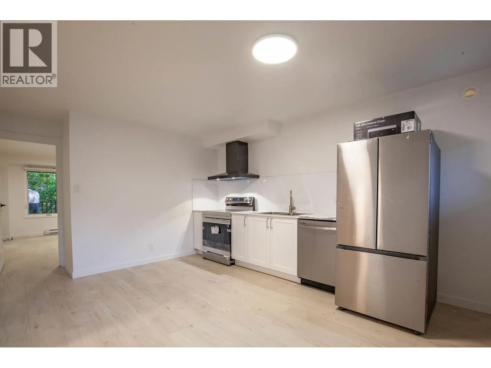 Ground-level 3340 GARIBALDI DRIVE