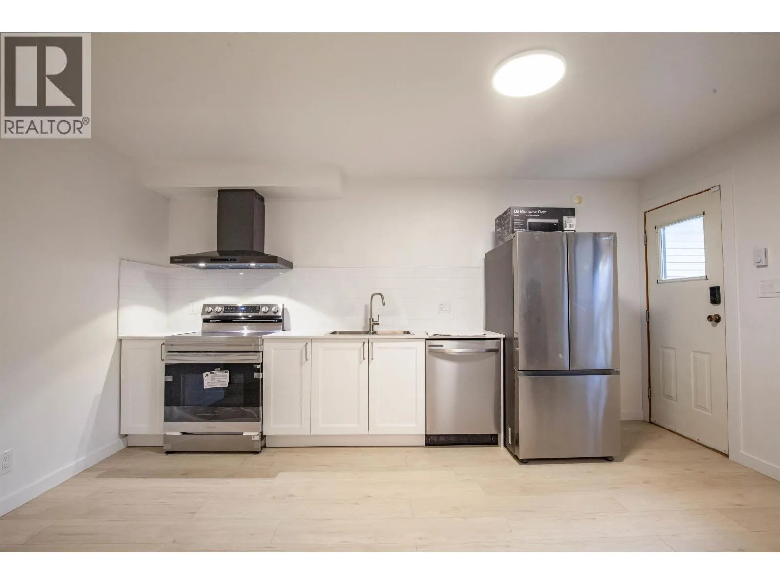 Ground-level 3340 GARIBALDI DRIVE