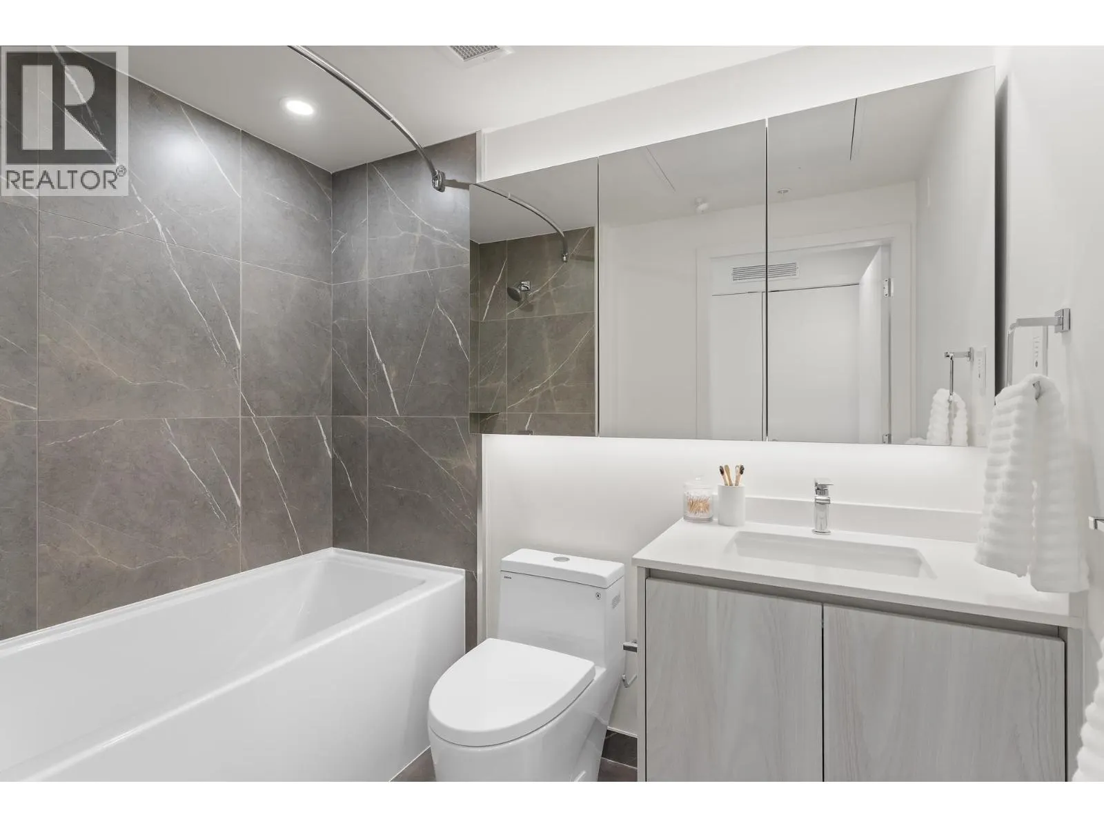 204 3264 VANNESS AVENUE