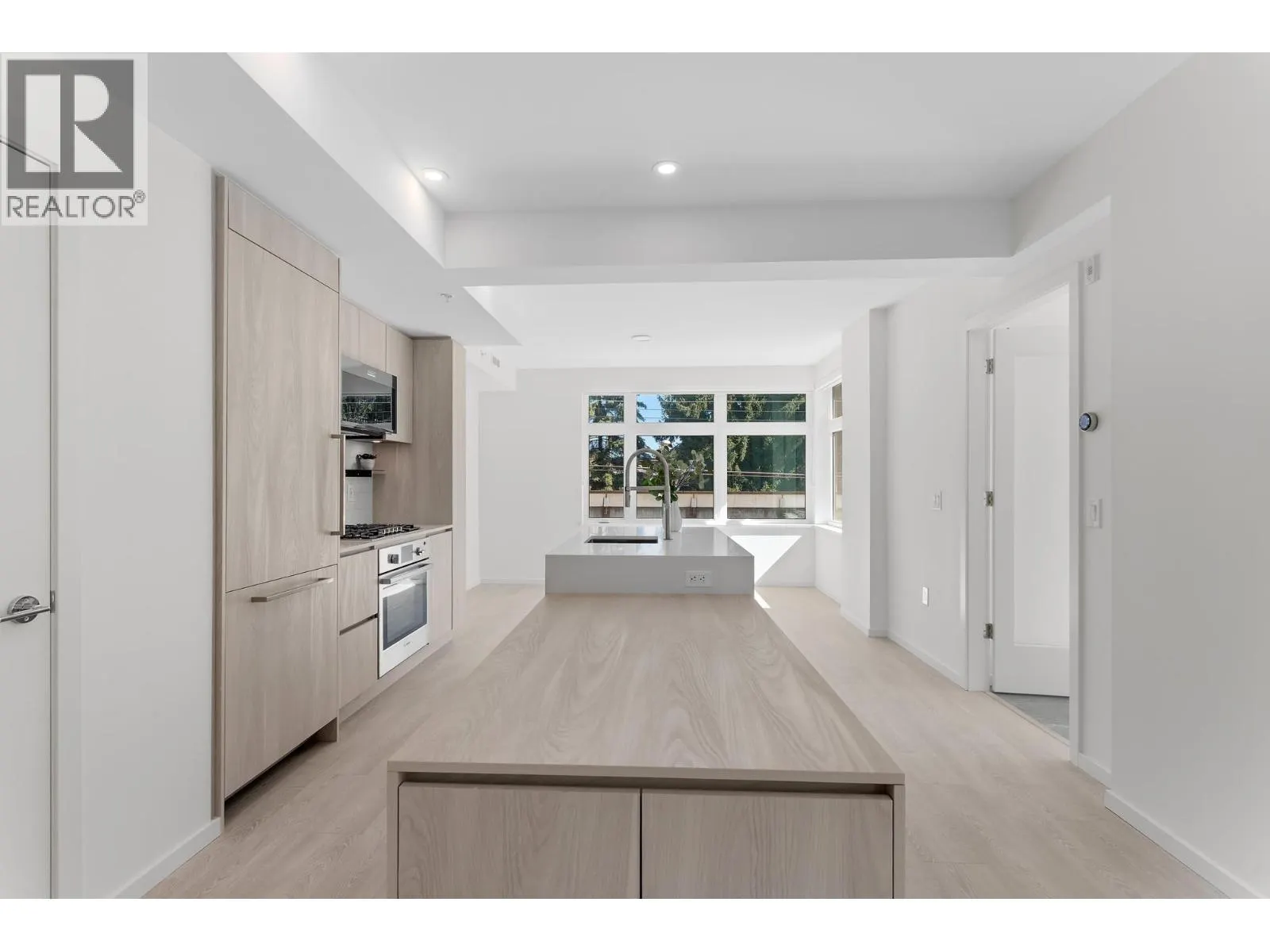 204 3264 VANNESS AVENUE