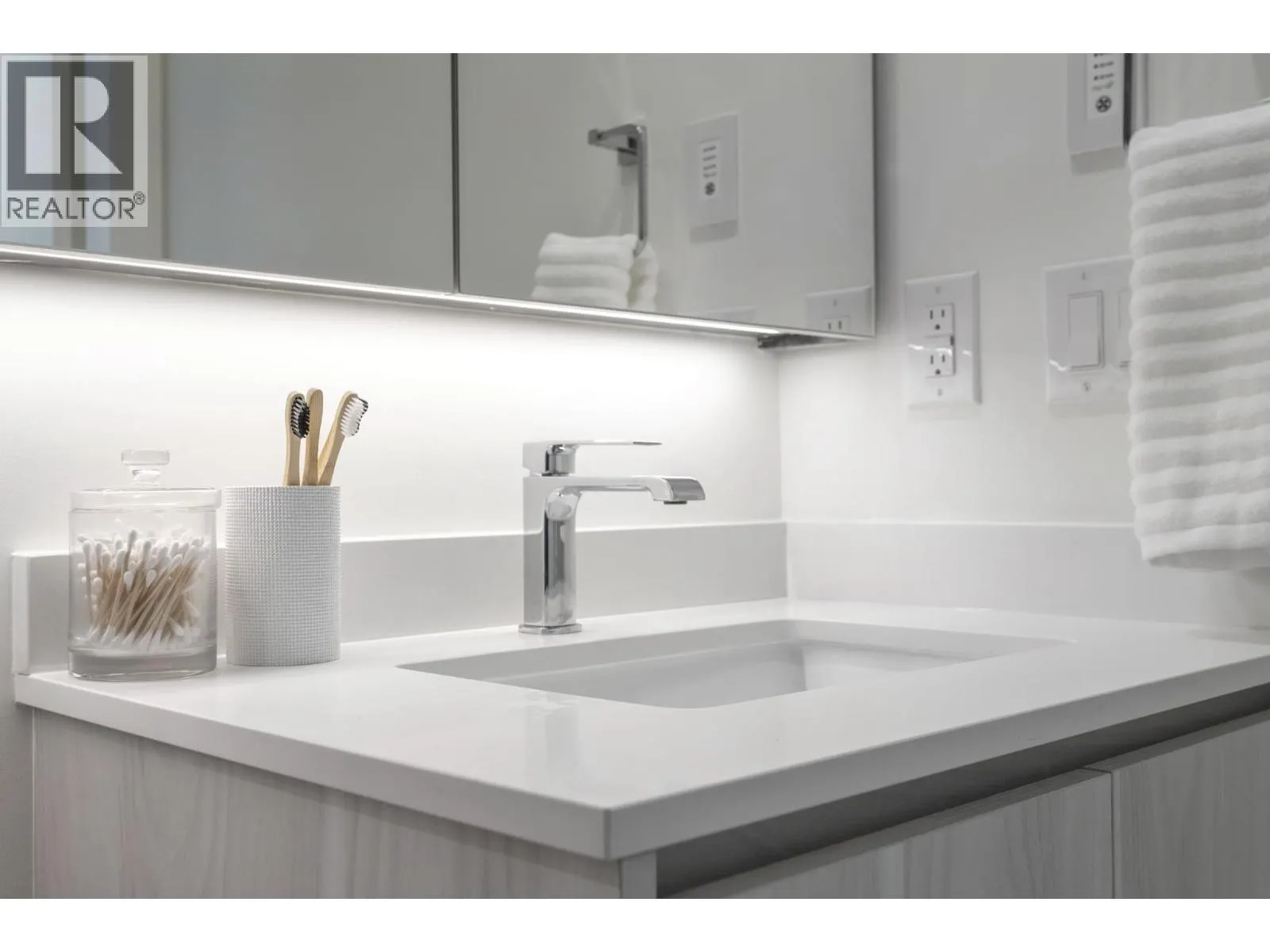 204 3264 VANNESS AVENUE