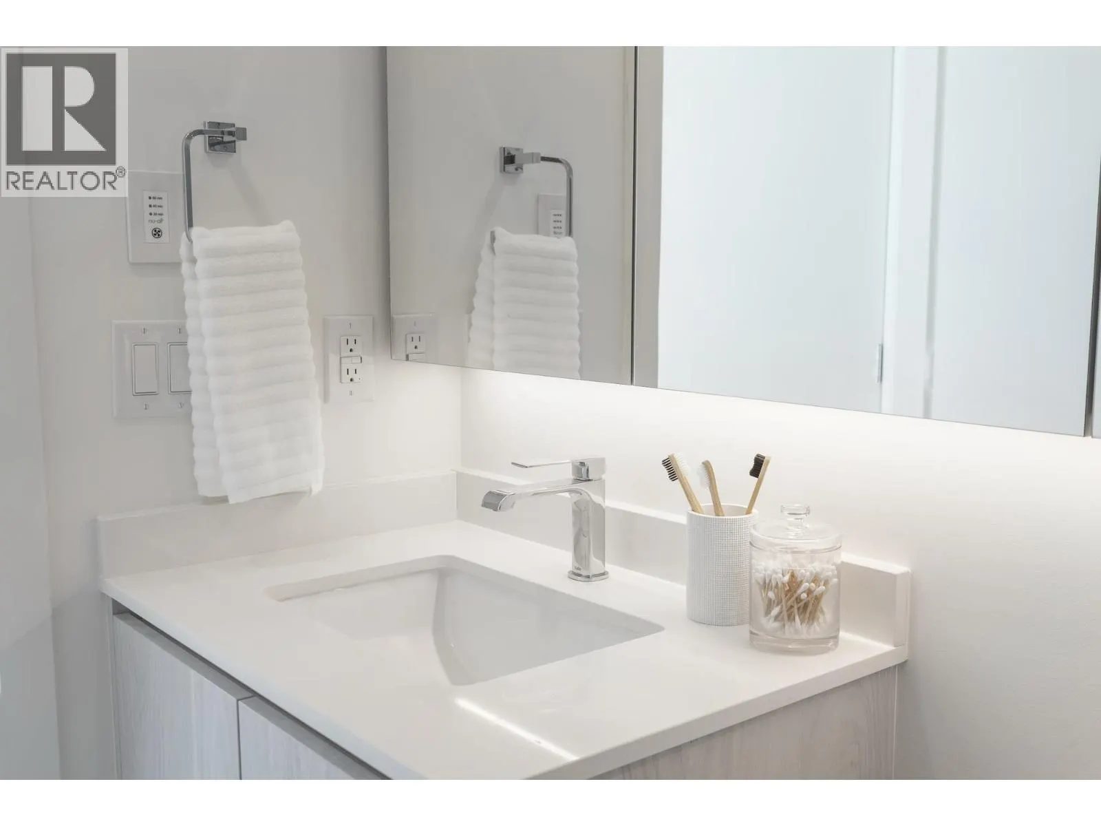 204 3264 VANNESS AVENUE