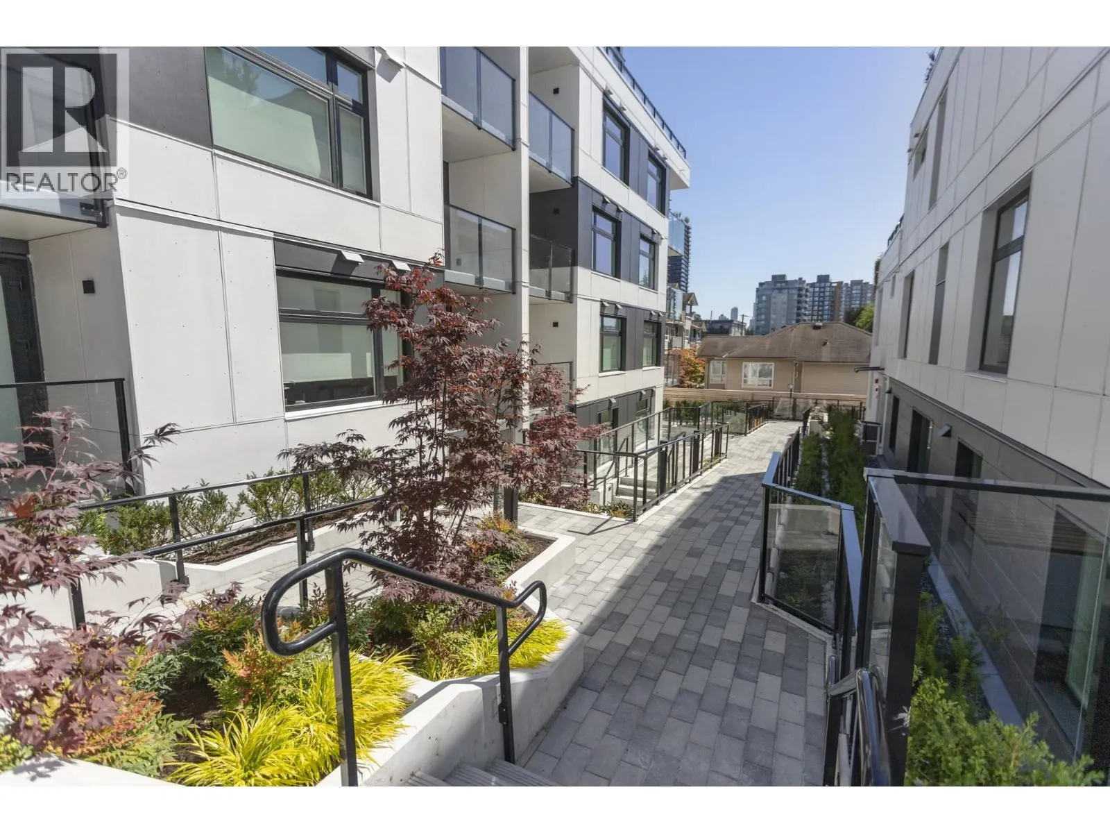 204 3264 VANNESS AVENUE