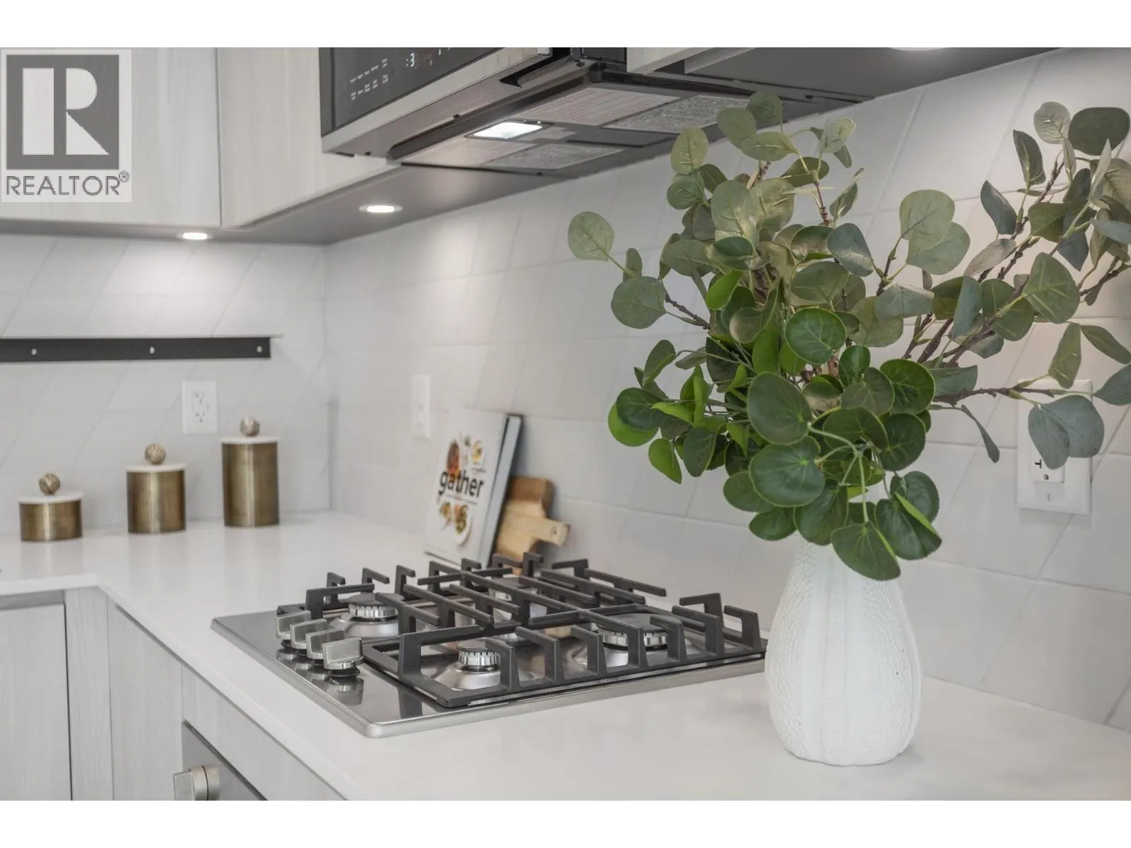 206 3264 VANNESS AVENUE