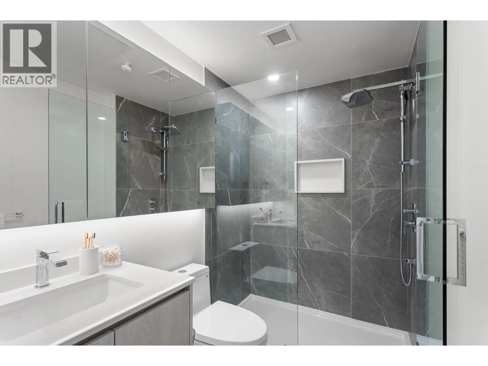 206 3264 VANNESS AVENUE