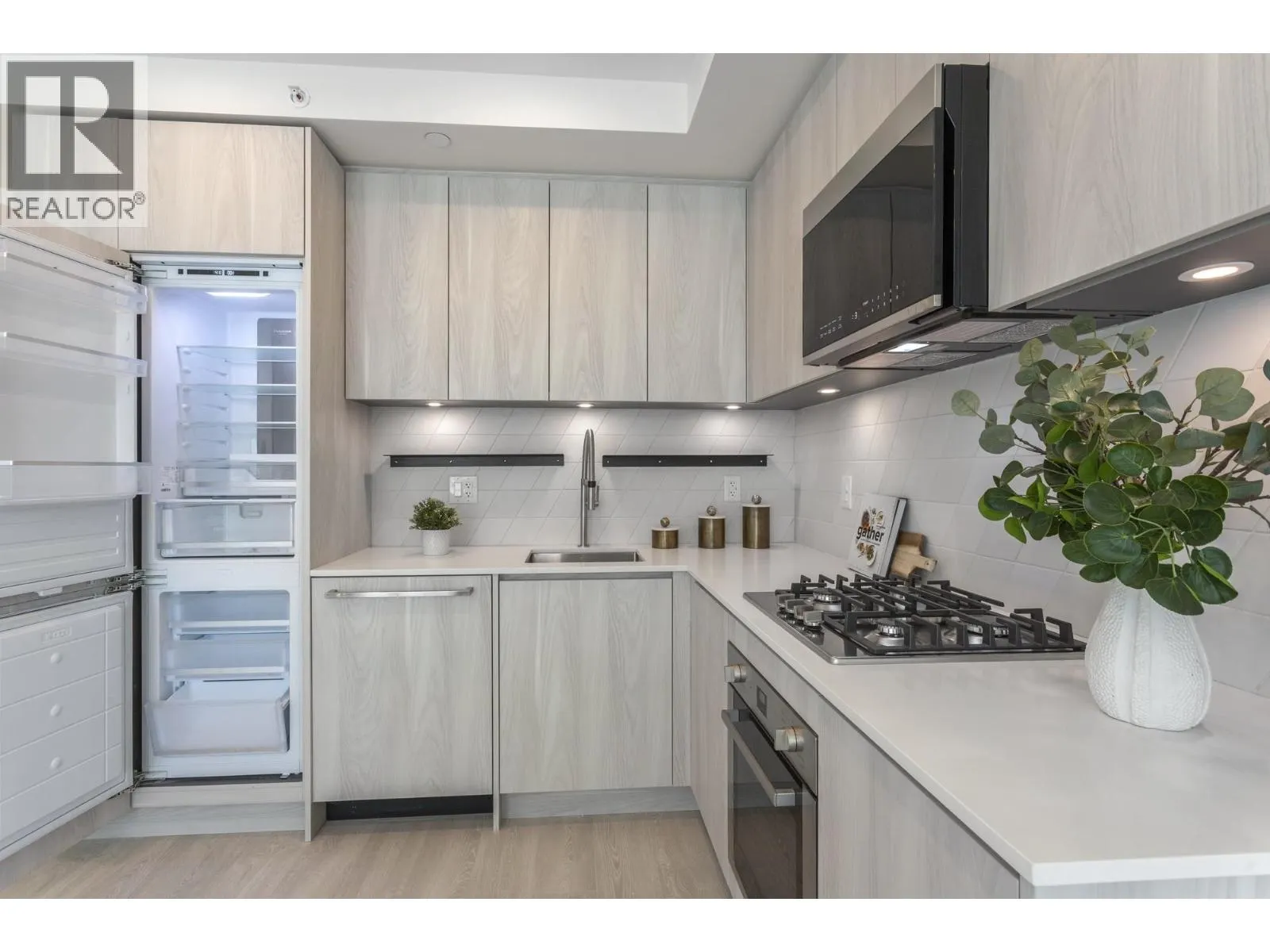 206 3264 VANNESS AVENUE