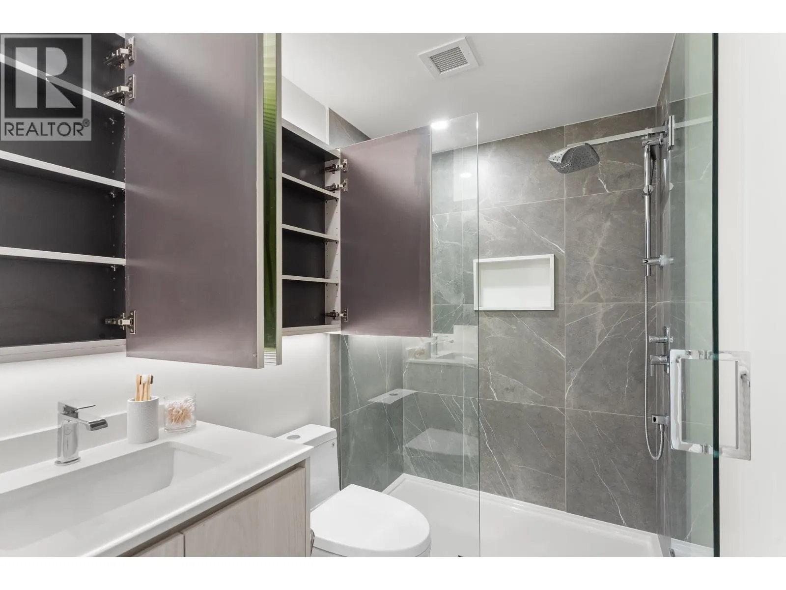 206 3264 VANNESS AVENUE