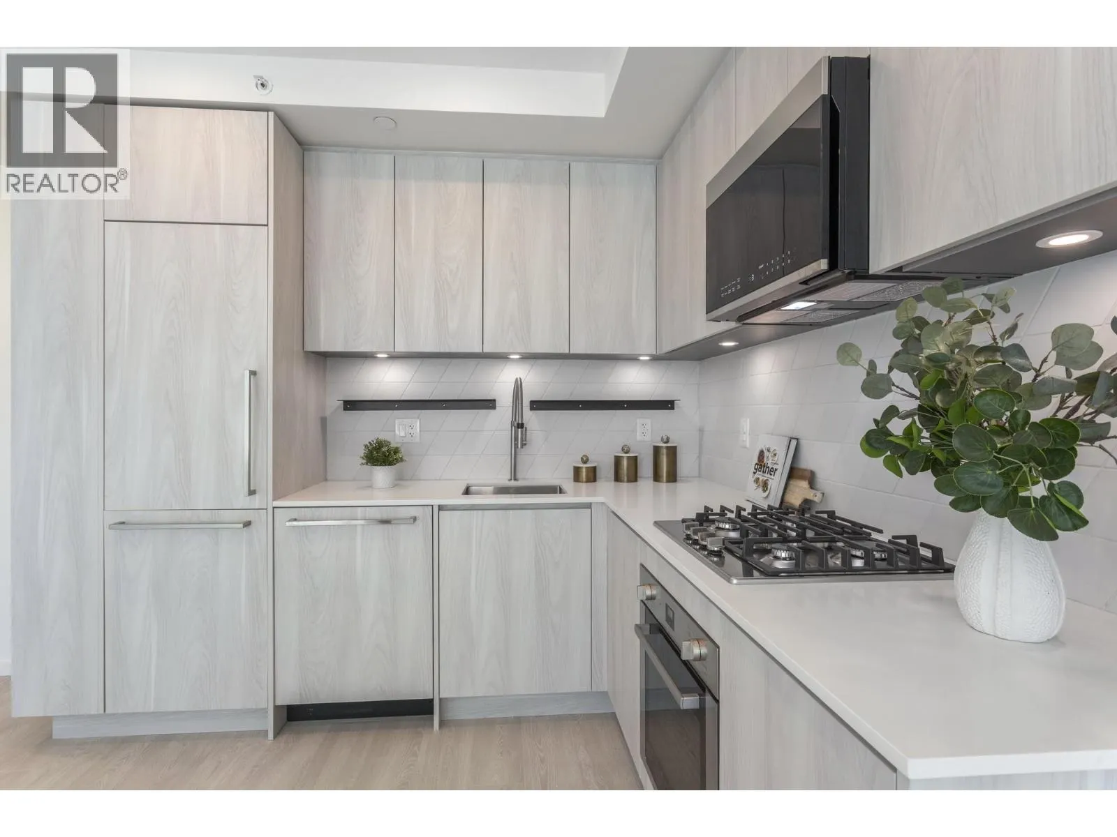 206 3264 VANNESS AVENUE