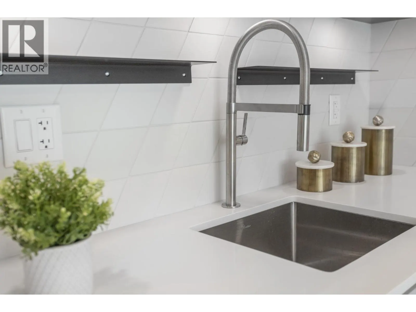 206 3264 VANNESS AVENUE