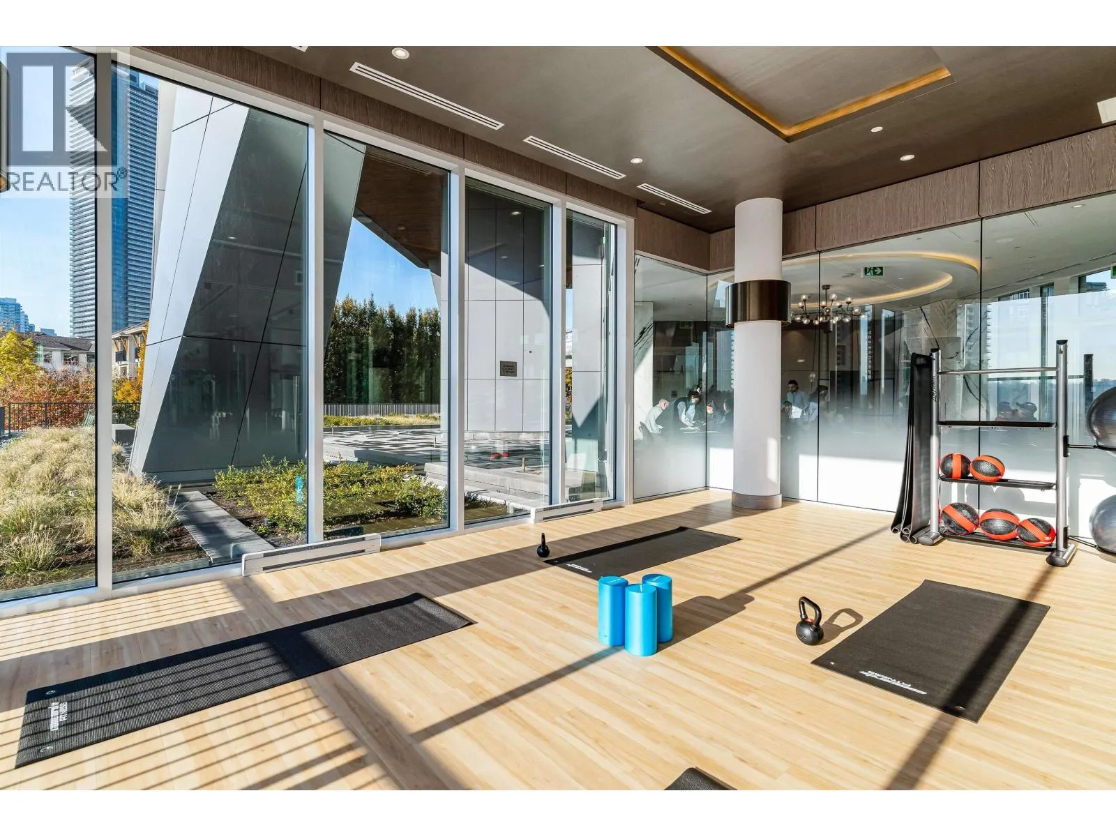 25xx 4720 LOUGHEED HIGHWAY