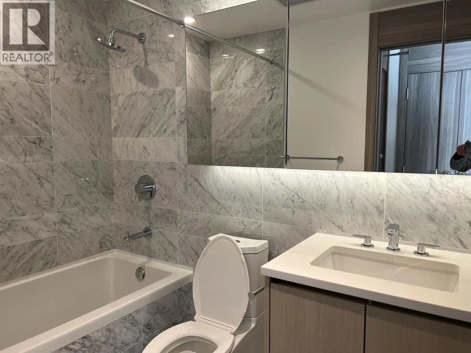 25xx 4720 LOUGHEED HIGHWAY