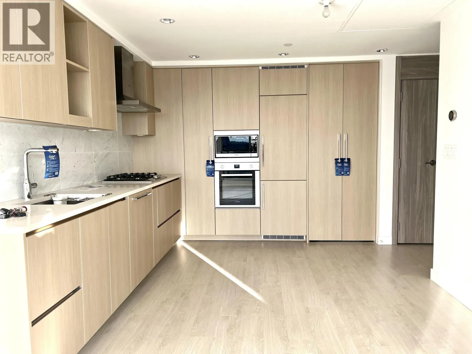 25xx 4720 LOUGHEED HIGHWAY