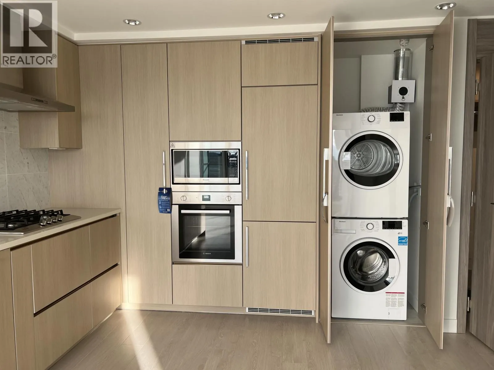 25xx 4720 LOUGHEED HIGHWAY