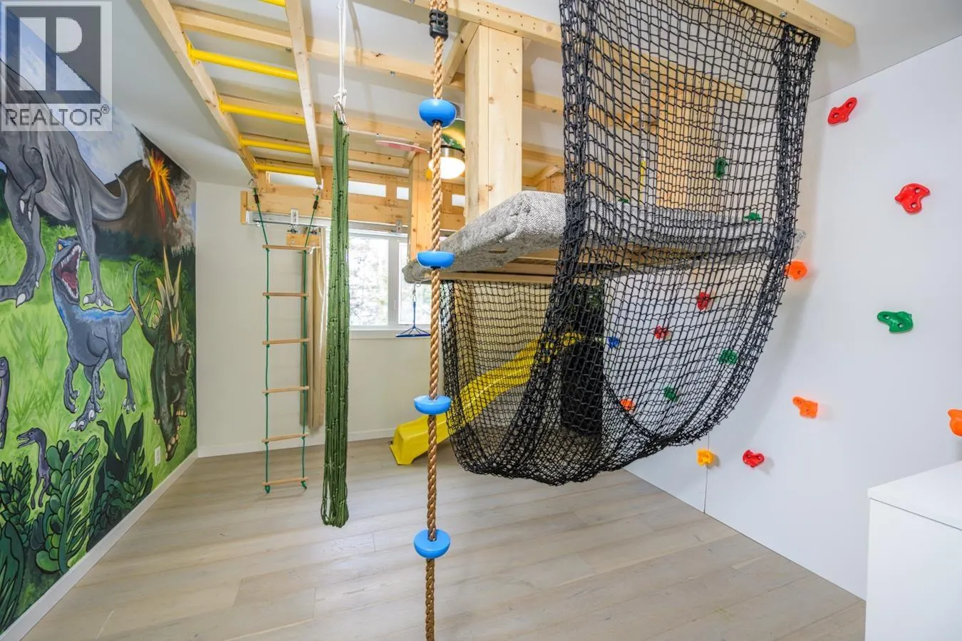 2502 LAURENTIAN PLACE