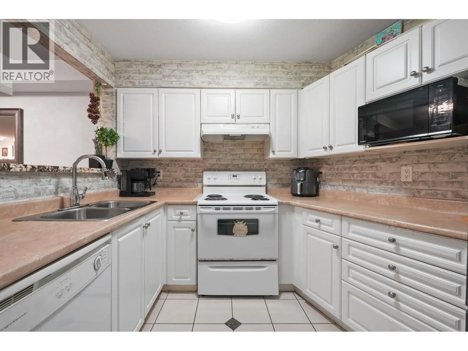 2 1383 BRUNETTE AVENUE