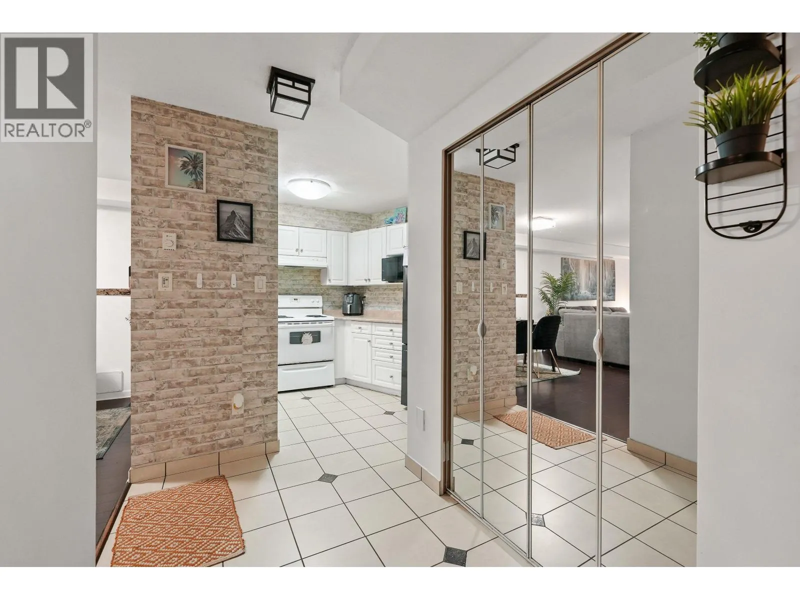 2 1383 BRUNETTE AVENUE