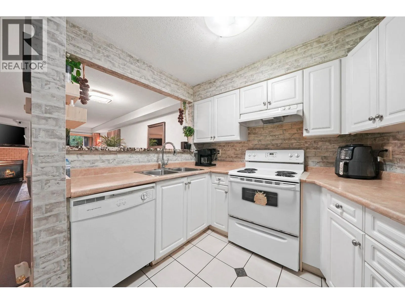 2 1383 BRUNETTE AVENUE