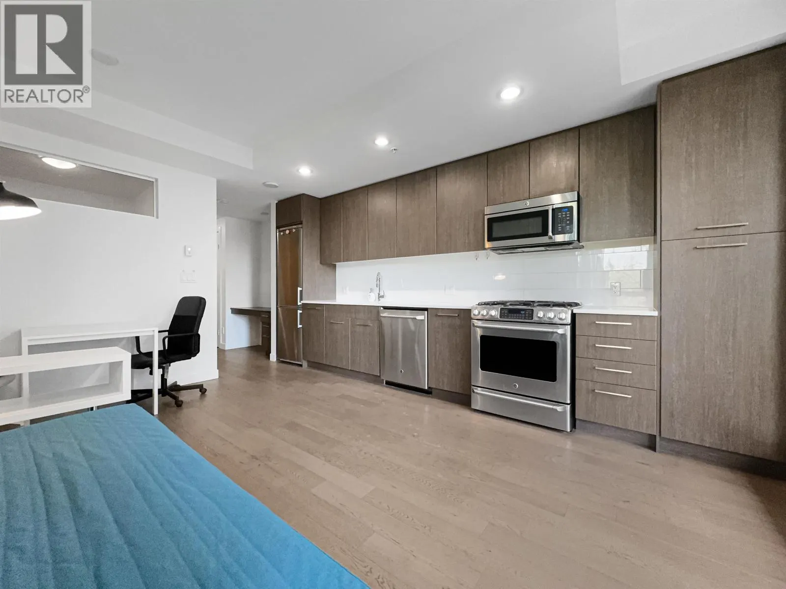 2XX 9080 UNIVERSITY CRESCENT