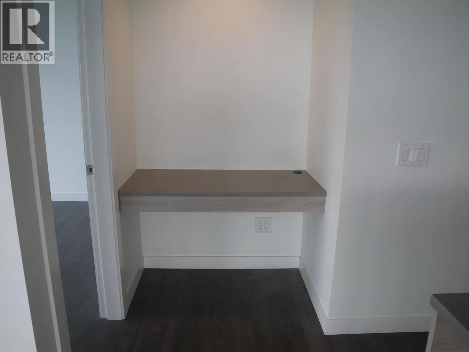 2907 657 WHITING WAY