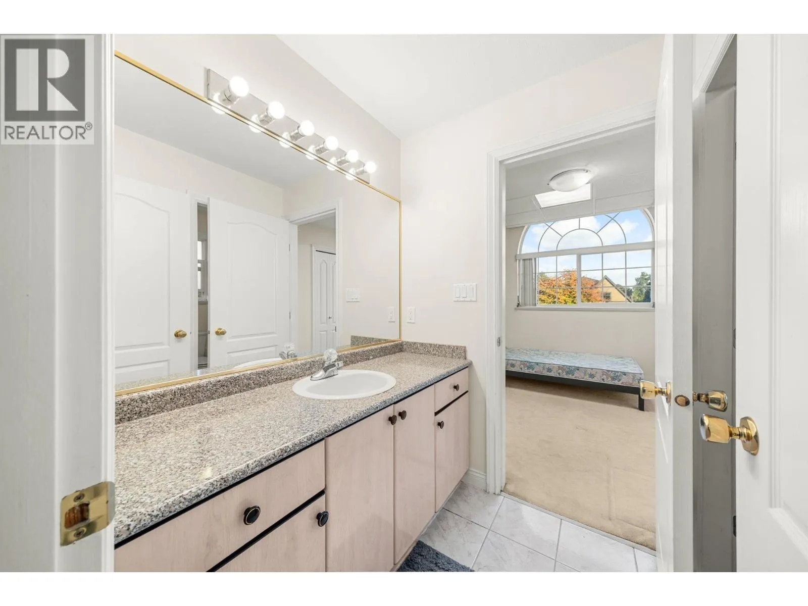 11851 RAILWAY AVENUE