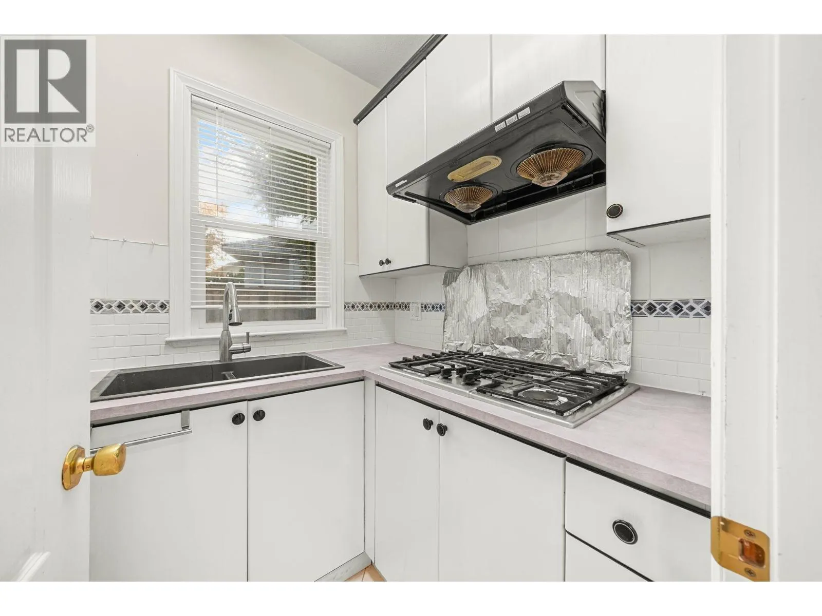 11851 RAILWAY AVENUE