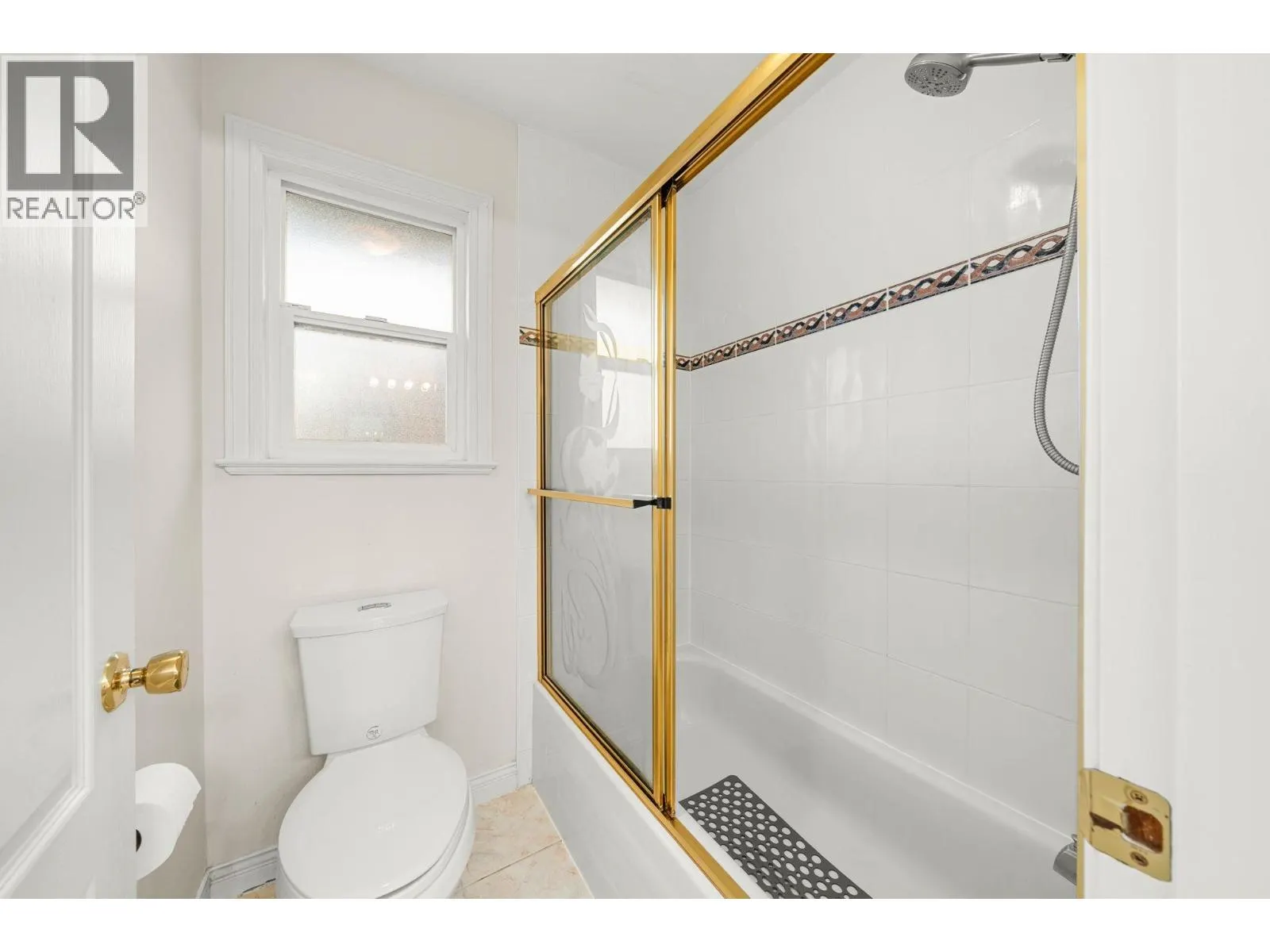 11851 RAILWAY AVENUE